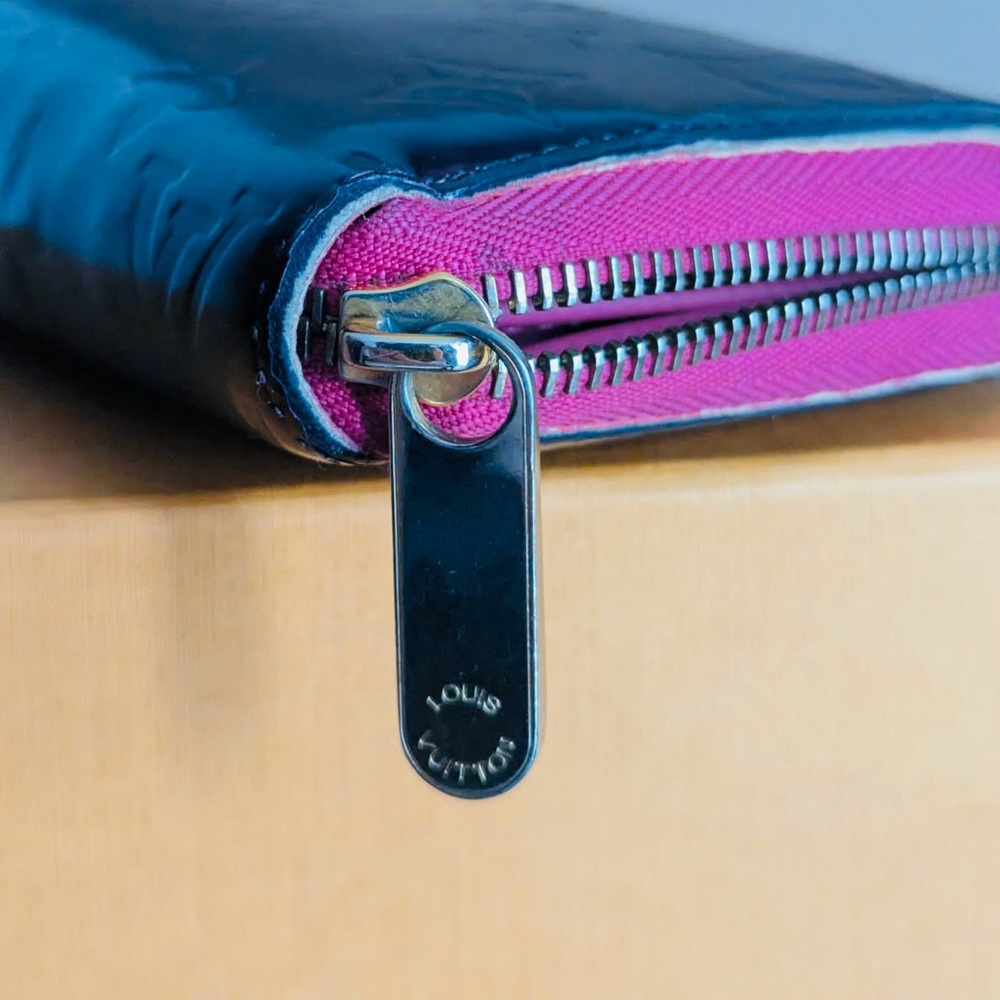 Louis Vuitton Black Monogram Vernis
Continental Wallet with pink interior